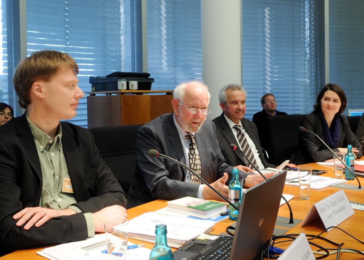 Prof. Reinhard Hüttl, (2.v.re), Prof. Ernst Ulrich von Weizsäcker, (2.v.li), und Friedel Hütz-Adams, (li), sind als Sachverständige Gäste in der Enquete-Kommission des Deutschen Bundestages für Wachstum, Wohlstand und Lebensqualität. Die Sitzung wird von der Vorsitzenden der Kommission, Daniela Kolbe, (re), SPD, geleitet. Kolbe, Daniela; Hüttl, Reinhard; Weizsäcker, Ernst Ulrich von; Hütz-Adams, Friedel Prof. Reinhard Hüttl, (2.v.re), Prof. Ernst Ulrich von Weizsäcker, (2.v.li), und Friedel Hütz-Adams, (li), sind als Sachverständige Gäste in der Enquete-Kommission des Deutschen Bundestages für Wachstum, Wohlstand und Lebensqualität. Die Sitzung wird von der Vorsitzenden der Kommission, Daniela Kolbe, (re), SPD, geleitet.