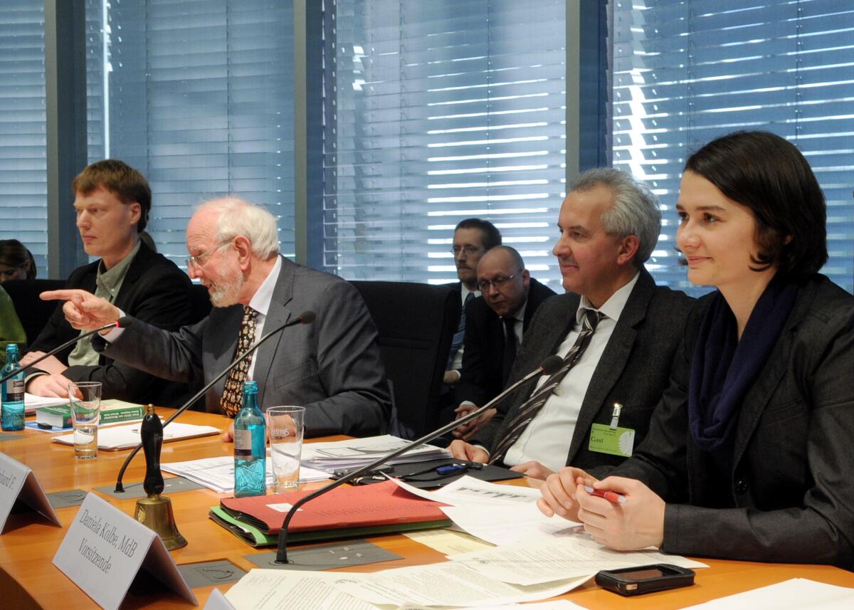 Prof. Reinhard Hüttl, (2.v.re), Prof. Ernst Ulrich von Weizsäcker, (2.v.li), und Friedel Hütz-Adams, (li), sind als Sachverständige Gäste in der Enquete-Kommission des Deutschen Bundestages für Wachstum, Wohlstand und Lebensqualität. Die Sitzung wird von der Vorsitzenden der Kommission, Daniela Kolbe, (re), SPD, geleitet. Kolbe, Daniela; Hüttl, Reinhard; Weizsäcker, Ernst Ulrich von; Hütz-Adams, Friedel Prof. Reinhard Hüttl, (2.v.re), Prof. Ernst Ulrich von Weizsäcker, (2.v.li), und Friedel Hütz-Adams, (li), sind als Sachverständige Gäste in der Enquete-Kommission des Deutschen Bundestages für Wachstum, Wohlstand und Lebensqualität. Die Sitzung wird von der Vorsitzenden der Kommission, Daniela Kolbe, (re), SPD, geleitet.