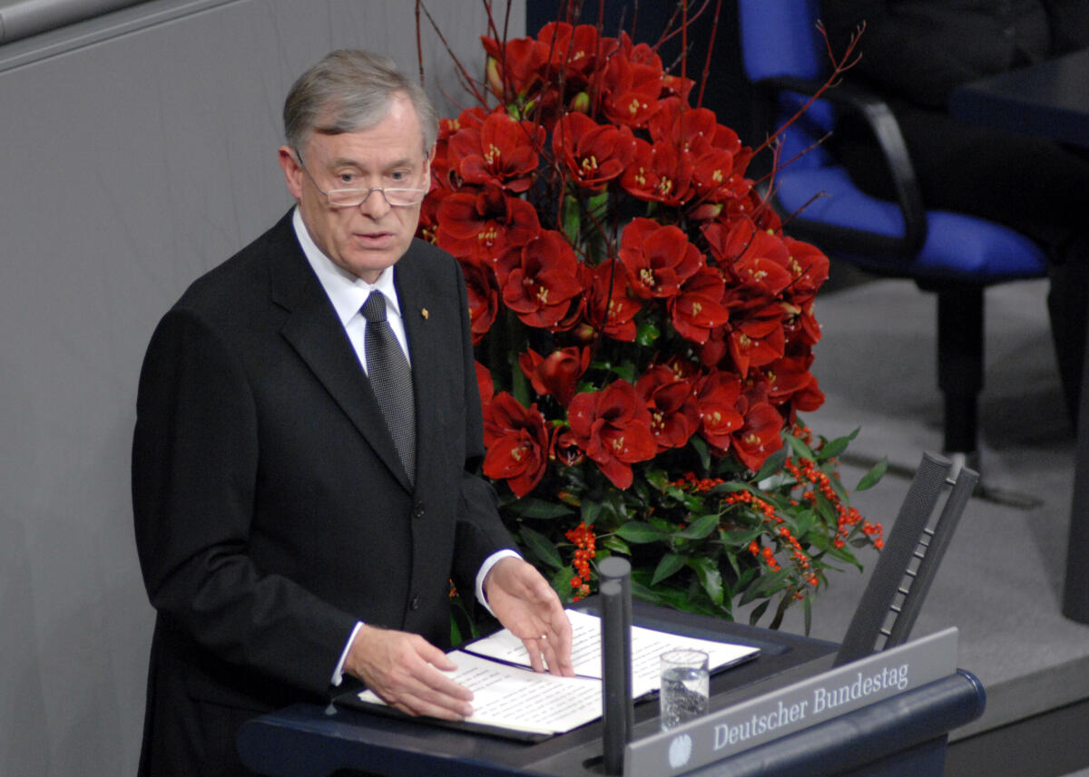Bundespräsident Horst Köhler bei seiner Gedenkansprache während der zentralen Gedenkstunde am 15. November 2009 im Plenarsaal des Deutschen Bundestages anlässlich des Volkstrauertag.; Gedenkstunde, Köhler, Volkstrauertag, Plenarsaal, Rede Köhler, Horst Bundespräsident Horst Köhler bei seiner Gedenkansprache während der zentralen Gedenkstunde am 15. November 2009 im Plenarsaal des Deutschen Bundestages anlässlich des Volkstrauertag.; Gedenkstunde, Köhler, Volkstrauertag, Plenarsaal, Rede