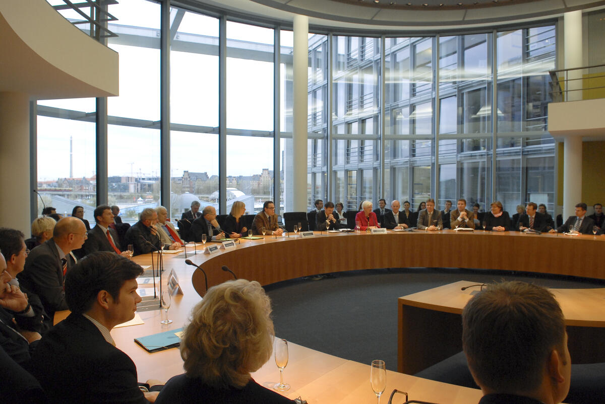 Hasselfeldt, Gerda; Kauder, Volker Konstituierende Sitzung des Rechtsausschusses im Paul-Löbe-Haus. Vorsitzender des Ausschusses Siegfried  Kauder,CDU/CSU, und Bundestagsvizepräsidentin Gerda Hasselfeldt, CDU/CSU