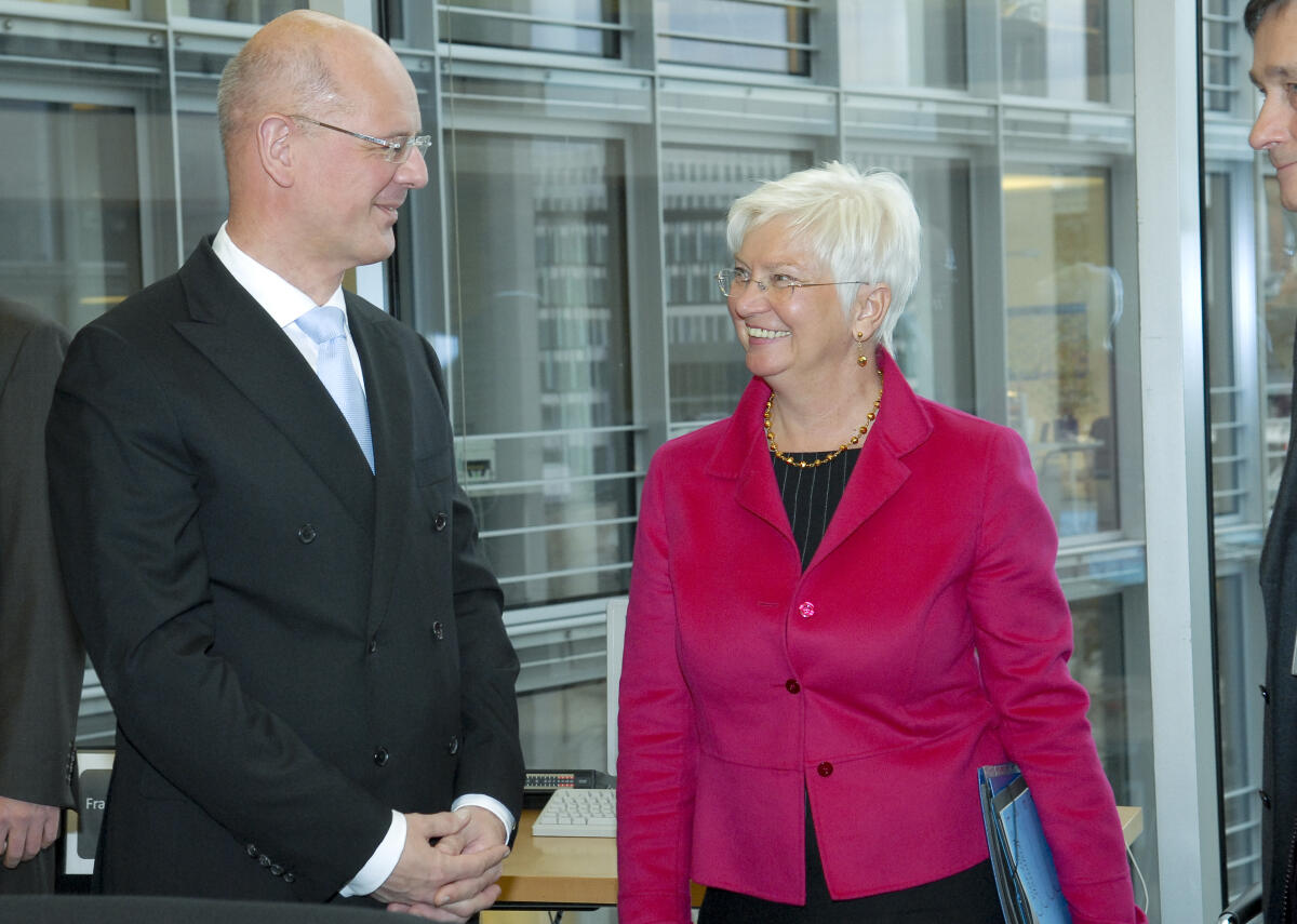 Konstituierende Sitzung des Rechtsausschusses im Paul-Löbe-Haus. Vorsitzender des Ausschusses Siegfried Kauder, CDU/CSU, und Bundestagsvizepräsidentin Gerda Hasselfeldt, CDU/CSU. Hasselfeldt, Gerda; Kauder, Siegfried Konstituierende Sitzung des Rechtsausschusses im Paul-Löbe-Haus. Vorsitzender des Ausschusses Siegfried Kauder, CDU/CSU, und Bundestagsvizepräsidentin Gerda Hasselfeldt, CDU/CSU.