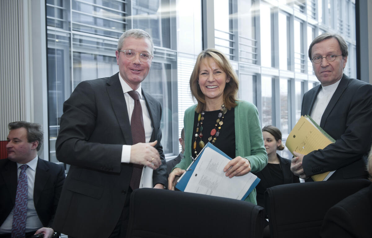 Bundestagsvizepräsidentin Edelgard Bulmahn, SPD, MdB, beim Besuch des Auswärtigen Ausschusses zu dessen Konstituierung zusammen mit dem neuen Vorsitzenden Norbert Roettgen CDU/CSU, MdB.; Konstituierende Sitzungen, Ausschuss, Auswärtiger Ausschuss Röttgen, Norbert; Bulmahn, Edelgard Bundestagsvizepräsidentin Edelgard Bulmahn, SPD, MdB, beim Besuch des Auswärtigen Ausschusses zu dessen Konstituierung zusammen mit dem neuen Vorsitzenden Norbert Roettgen CDU/CSU, MdB.; Konstituierende Sitzungen, Ausschuss, Auswärtiger Ausschuss
