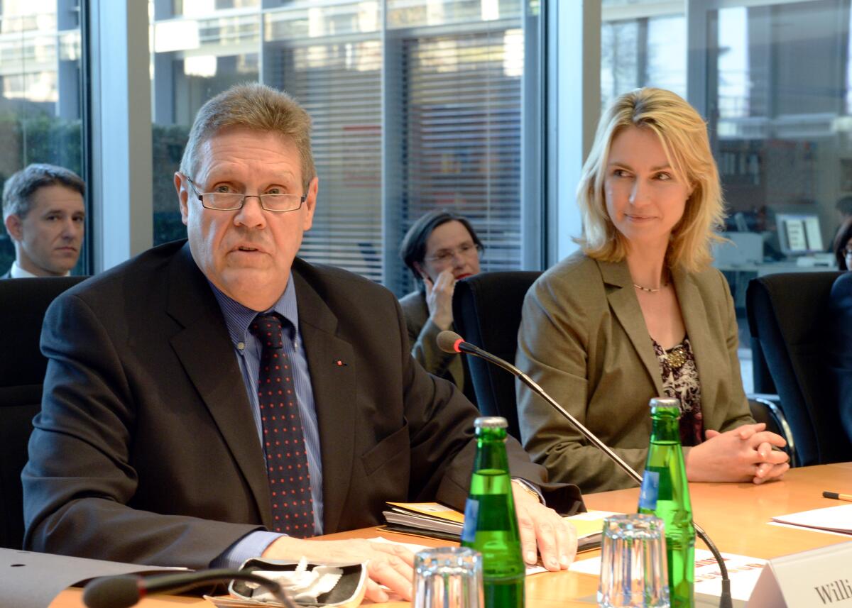 Paul Lehrieder, CDU/CSU, Vorsitzender des Ausschusses des Deutschen Bundestages für Familie, Senioren, Frauen und Jugend, konstituiert in Anwesenheit der Bundesministerin gleichnamigen Ministeriums, Manuela Schwesig, SPD, den Unterausschuss (UA) Bürgerliches Engagement. Den Vorsitz übernimmt Willi Brase, (li), SPD. Schwesig, Manuela; Brase, Willi Paul Lehrieder, CDU/CSU, Vorsitzender des Ausschusses des Deutschen Bundestages für Familie, Senioren, Frauen und Jugend, konstituiert in Anwesenheit der Bundesministerin gleichnamigen Ministeriums, Manuela Schwesig, SPD, den Unterausschuss (UA) Bürgerliches Engagement. Den Vorsitz übernimmt Willi Brase, (li), SPD.