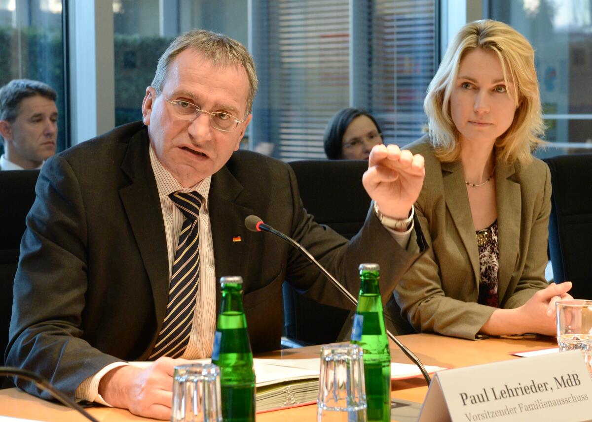 Paul Lehrieder, (li), CDU/CSU, Vorsitzender des Ausschusses des Deutschen Bundestages für Familie, Senioren, Frauen und Jugend, konstituiert in Anwesenheit der Bundesministerin gleichnamigen Ministeriums, Manuela Schwesig, SPD, den Unterausschuss (UA) Bürgerliches Engagement. Den Vorsitz übernimmt Willi Brase, SPD. Schwesig, Manuela; Lehrieder, Paul Paul Lehrieder, (li), CDU/CSU, Vorsitzender des Ausschusses des Deutschen Bundestages für Familie, Senioren, Frauen und Jugend, konstituiert in Anwesenheit der Bundesministerin gleichnamigen Ministeriums, Manuela Schwesig, SPD, den Unterausschuss (UA) Bürgerliches Engagement. Den Vorsitz übernimmt Willi Brase, SPD.