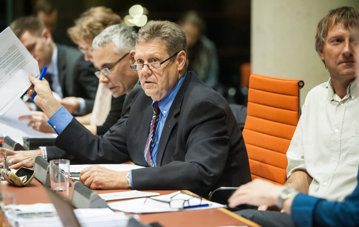 Öffentliches Fachgespräch des Unterausschusses Bürgerschaftliches Engagement zum Thema: Flüchtlingsbetreuung in den Kommunen. Im Gespräch hier Vorsitzender Willi Brase, MdB, SPD.; Sitzung, Abgeordneter, Vorsitz, Papier, Unterlagen Brase, Willi Öffentliches Fachgespräch des Unterausschusses Bürgerschaftliches Engagement zum Thema: Flüchtlingsbetreuung in den Kommunen. Im Gespräch hier Vorsitzender Willi Brase, MdB, SPD.; Sitzung, Abgeordneter, Vorsitz, Papier, Unterlagen