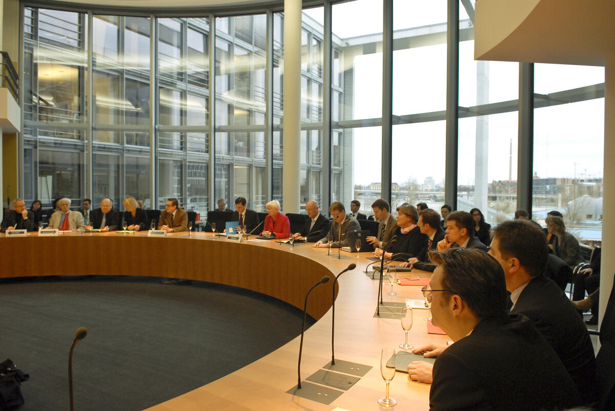 Hasselfeldt, Gerda; Kauder, Siegfried Konstituierende Sitzung des Rechtsausschusses im Paul-Löbe-Haus. Vorsitzender des Ausschusses Siegfried Kauder,CDU/CSU, und Bundestagsvizepräsidentin Gerda Hasselfeldt, CDU/CSU.