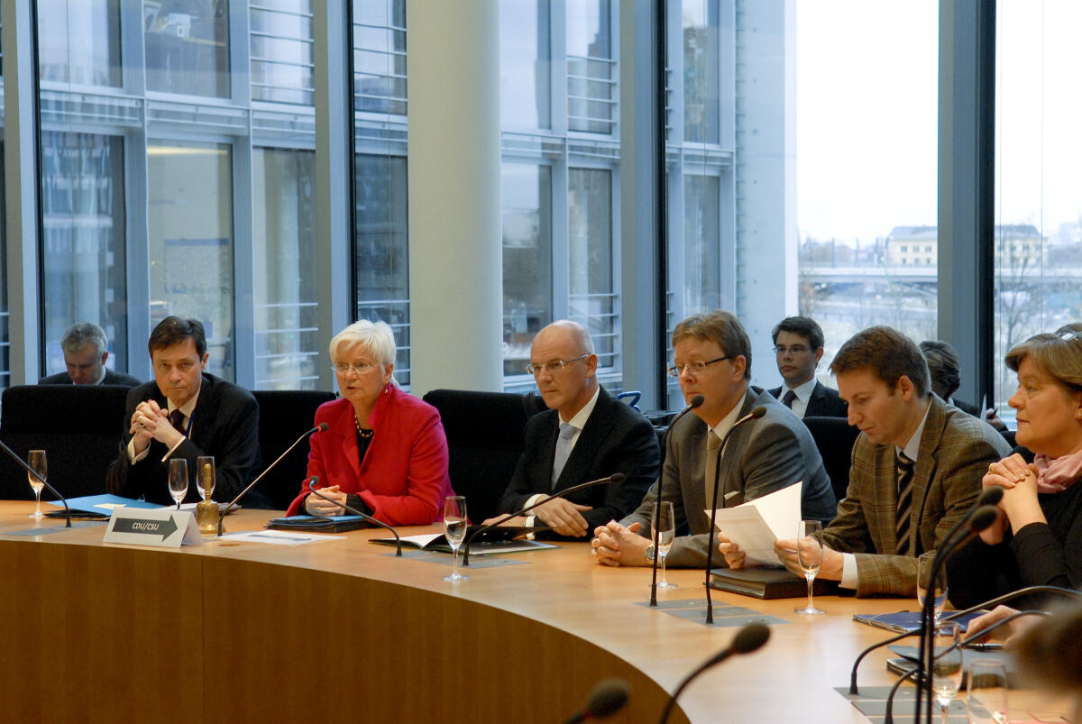 Konstituierende Sitzung des Rechtsausschusses im Paul-Löbe-Haus. Vorsitzender des Ausschusses Siegfried Kauder,CDU/CSU, und Bundestagsvizepräsidentin Gerda Hasselfeldt, CDU/CSU. Hasselfeldt, Gerda; Kauder, Siegfried Konstituierende Sitzung des Rechtsausschusses im Paul-Löbe-Haus. Vorsitzender des Ausschusses Siegfried Kauder,CDU/CSU, und Bundestagsvizepräsidentin Gerda Hasselfeldt, CDU/CSU.