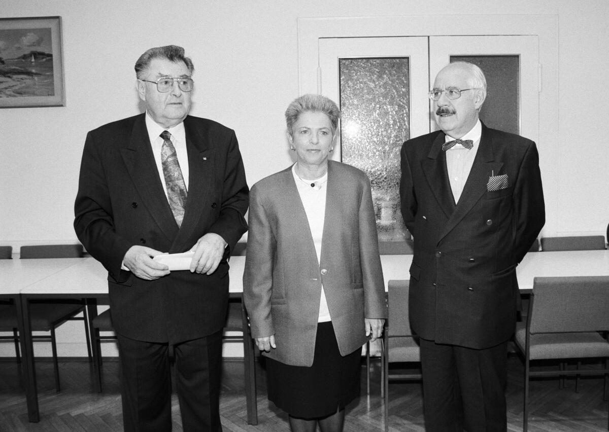 Marienfeld, Claire; Klein, Hans; Biehle, Alfred Amtsübergabe an die neue Wehrbeauftragte Claire Marienfeld, CDU, durch den ehemaligen Wehrbeauftragten Alfred Biehle, CSU, und den Bundestagsvizepräsidenten Hans Klein, CDU/CSU, MdB.; Übergabe, übergeben