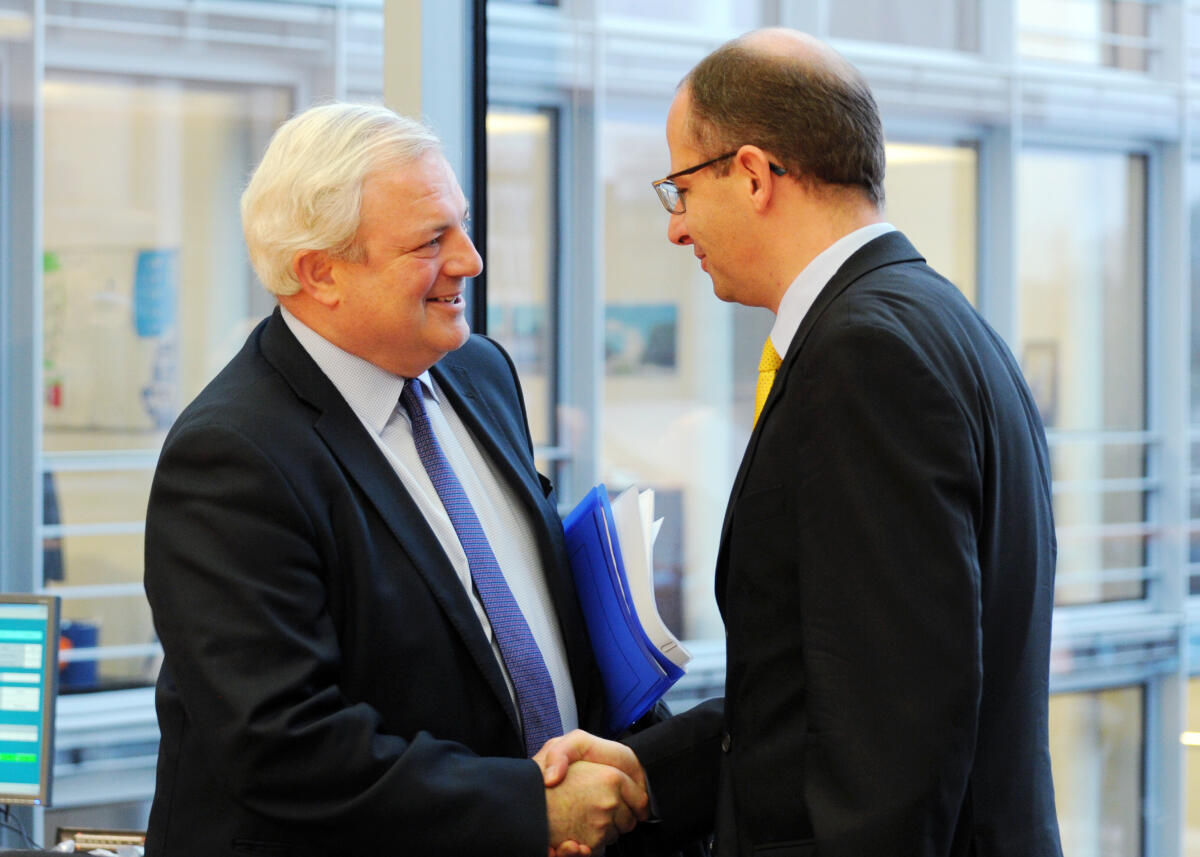 Brand, Michael; O'Brien, Stephen Stephen O'Brien, (li), Under-Secretary General for Humanitarian Affairs and Emergency Relief Coordinator der Vereinten Nationen, ist zu Gast beim Ausschuss des Deutschen Bundestages für Menschenreche und humanitäre Hilfe. Michael Brand, (re), CDU/CSU, Vorsitzender des Ausschusses, leitet die Sitzung.