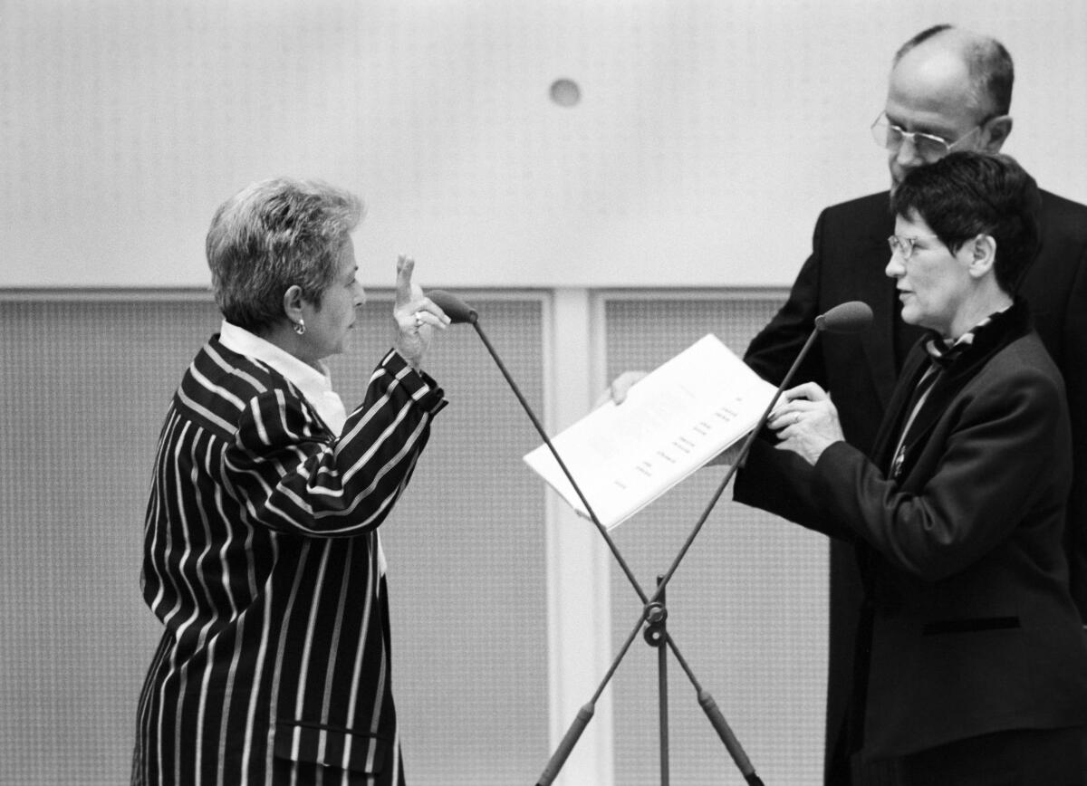 Vereidigung der Wehrbeauftragten Claire Marienfeld, CDU, durch Bundestagspräsidentin Prof. Dr. Rita Süssmuth, CDU/CSU, MdB, und den Direktor beim Deutschen Bundestag Rudolf Kabel.; Eid, Eidesleistung, vereidigen, Gestik Marienfeld, Claire; Süssmuth, Rita; Kabel, Rudolf Vereidigung der Wehrbeauftragten Claire Marienfeld, CDU, durch Bundestagspräsidentin Prof. Dr. Rita Süssmuth, CDU/CSU, MdB, und den Direktor beim Deutschen Bundestag Rudolf Kabel.; Eid, Eidesleistung, vereidigen, Gestik