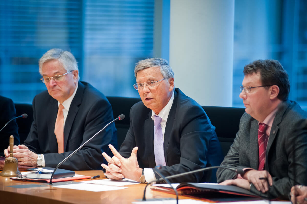 Vizepräsident des Deutschen Bundestages Peter Hintze, CDU/CSU, MdB, (links) bei der Konstituierung des Innenausschusses mit dem Vorsitzenden Wolfgang Bosbach, CDU/CSU, MdB, (rechts).; Konstituierende Sitzung, Innenausschuss, Ausschuss Bosbach, Wolfgang; Hintze, Peter Vizepräsident des Deutschen Bundestages Peter Hintze, CDU/CSU, MdB, (links) bei der Konstituierung des Innenausschusses mit dem Vorsitzenden Wolfgang Bosbach, CDU/CSU, MdB, (rechts).; Konstituierende Sitzung, Innenausschuss, Ausschuss