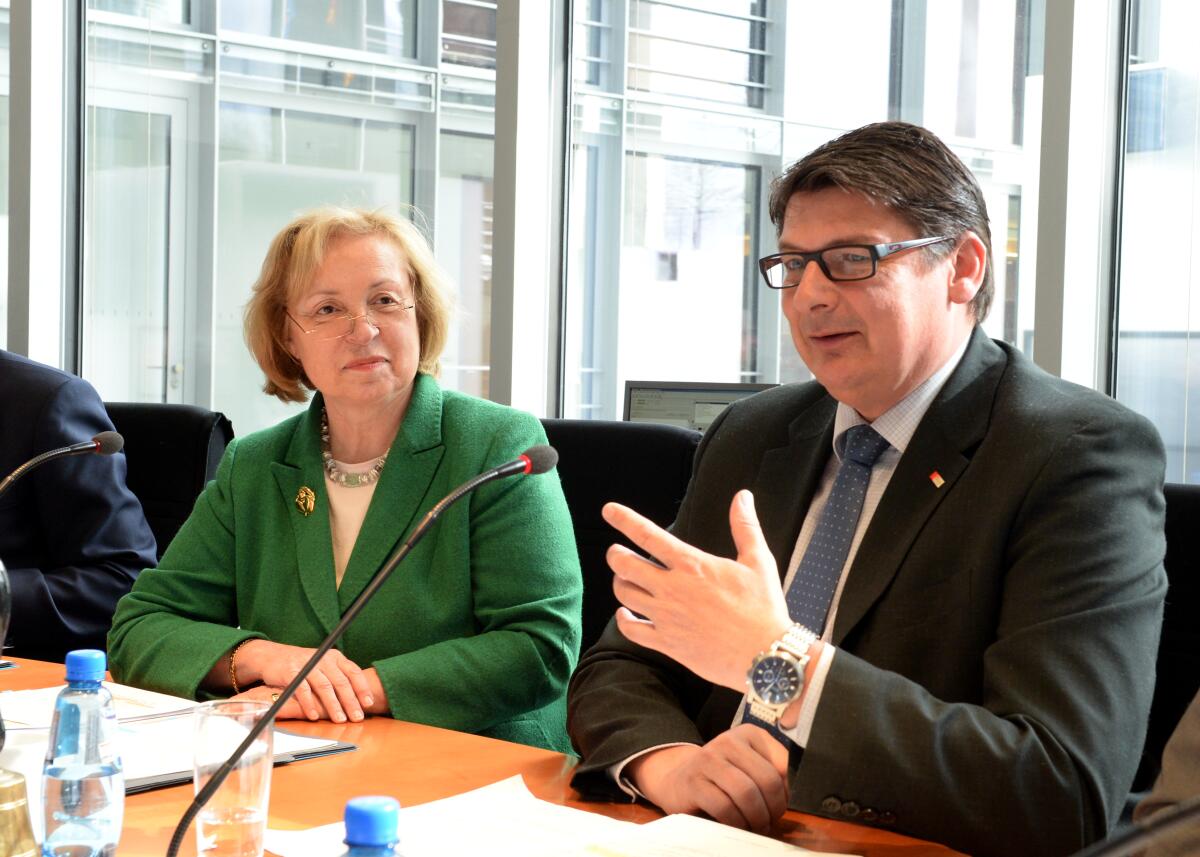 Prof. Dr. Maria Böhmer, CDU/CSU, Staatsministerin, ist zu Gast beim Ausschuss des Deutschen Bundestages für wirtschaftliche Zusammenarbeit und Entwicklung. Stefan Rebmann, SPD, stellvertretender Vorsitzender des Ausschusses, leitet die Sitzung. Rebmann, Stefan; Böhmer, Maria Prof. Dr. Maria Böhmer, CDU/CSU, Staatsministerin, ist zu Gast beim Ausschuss des Deutschen Bundestages für wirtschaftliche Zusammenarbeit und Entwicklung. Stefan Rebmann, SPD, stellvertretender Vorsitzender des Ausschusses, leitet die Sitzung.