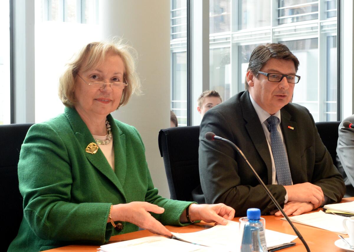 Prof. Dr. Maria Böhmer, CDU/CSU, Staatsministerin, ist zu Gast beim Ausschuss des Deutschen Bundestages für wirtschaftliche Zusammenarbeit und Entwicklung. Stefan Rebmann, SPD, stellvertretender Vorsitzender des Ausschusses, leitet die Sitzung. Rebmann, Stefan; Böhmer, Maria Prof. Dr. Maria Böhmer, CDU/CSU, Staatsministerin, ist zu Gast beim Ausschuss des Deutschen Bundestages für wirtschaftliche Zusammenarbeit und Entwicklung. Stefan Rebmann, SPD, stellvertretender Vorsitzender des Ausschusses, leitet die Sitzung.