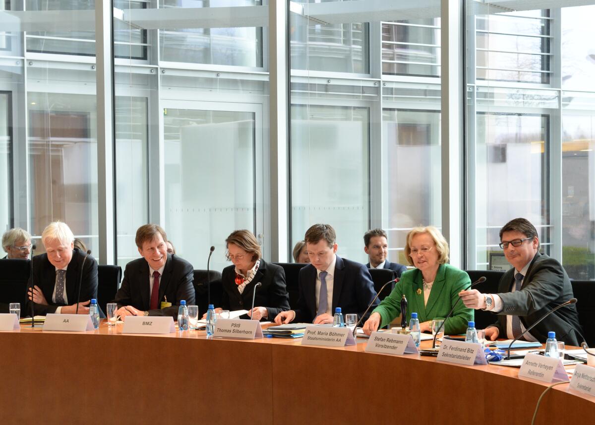 Prof. Dr. Maria Böhmer, (2.v.re), CDU/CSU, Staatsministerin, ist zu Gast beim Ausschuss des Deutschen Bundestages für wirtschaftliche Zusammenarbeit und Entwicklung. Stefan Rebmann, (re), SPD, stellvertretender Vorsitzender des Ausschusses, leitet die Sitzung.; Übersicht. Rebmann, Stefan; Böhmer, Maria Prof. Dr. Maria Böhmer, (2.v.re), CDU/CSU, Staatsministerin, ist zu Gast beim Ausschuss des Deutschen Bundestages für wirtschaftliche Zusammenarbeit und Entwicklung. Stefan Rebmann, (re), SPD, stellvertretender Vorsitzender des Ausschusses, leitet die Sitzung.; Übersicht.