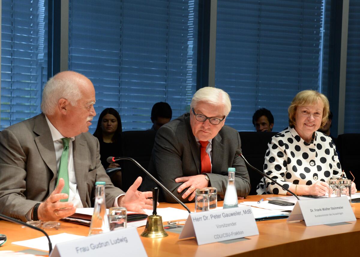 Gauweiler, Peter; Steinmeier, Frank-Walter; Böhmer, Maria Dr. Frank-Walter Steinmeier, (mitte), SPD, Bundesminister des Auswärtigen, ist zu Gast beim Unterausschuss des Auswärtigen Ausschusses des Deutschen Bundestages für Auswärtige Kultur- und Bildungspolitik.  Dr. Peter Gauweiler, (li), CDU/CSU, Vorsitzender des Ausschusses, leitet die Sitzung, an der Staatsministerin Prof. Dr. Maria Böhmer, (re), CDU/CSU, teil nimmt.; Bundesaußenminister.