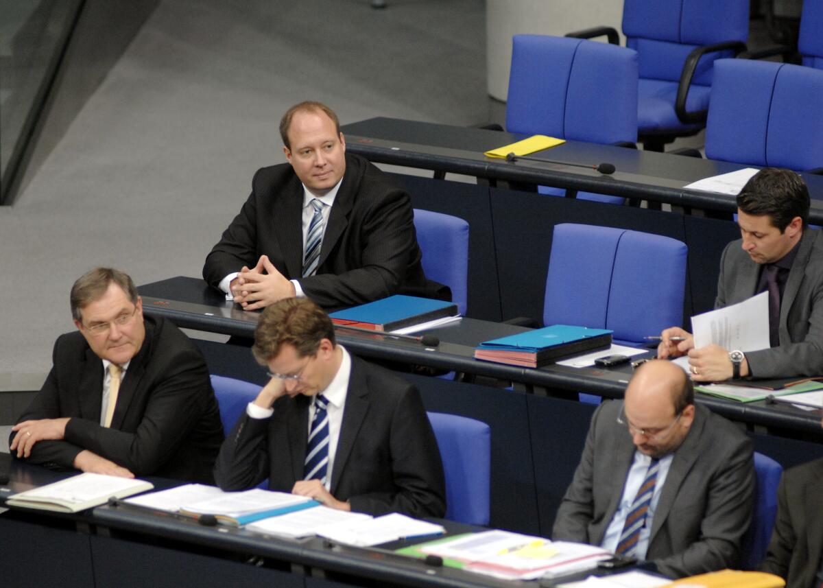 Helge Braun, CDU/CSU, (hinten links), auf der Regierungsbank. Braun, Helge Helge Braun, CDU/CSU, (hinten links), auf der Regierungsbank.