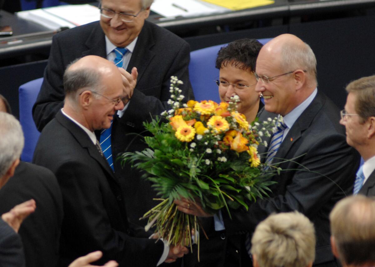 Konstituierende Sitzung des 17. Deutschen Bundestages zur Wahl des Bundestagspräsidenten und Stellvertreter am 27. Oktober 2009. Nach seiner Wahl bekommt Bundestagspräsident Prof. Dr. Norbert Lammert, CDU/CSU, zahlreiche Glückwünsche.; Gratulation. Lammert, Norbert; Kauder, Volker; Homburger, Birgit Konstituierende Sitzung des 17. Deutschen Bundestages zur Wahl des Bundestagspräsidenten und Stellvertreter am 27. Oktober 2009. Nach seiner Wahl bekommt Bundestagspräsident Prof. Dr. Norbert Lammert, CDU/CSU, zahlreiche Glückwünsche.; Gratulation.