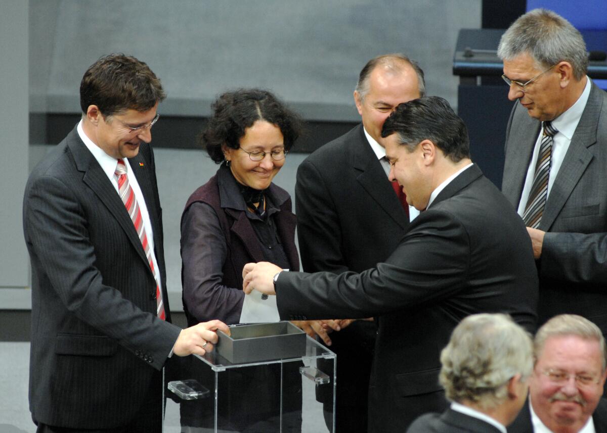 Konstituierende Sitzung des 17. Deutschen Bundestages zur Wahl des Bundestagspräsidenten und Stellvertreter am 27. Oktober 2009.; Wahl, Wahlurne. Konstituierende Sitzung des 17. Deutschen Bundestages zur Wahl des Bundestagspräsidenten und Stellvertreter am 27. Oktober 2009.; Wahl, Wahlurne.