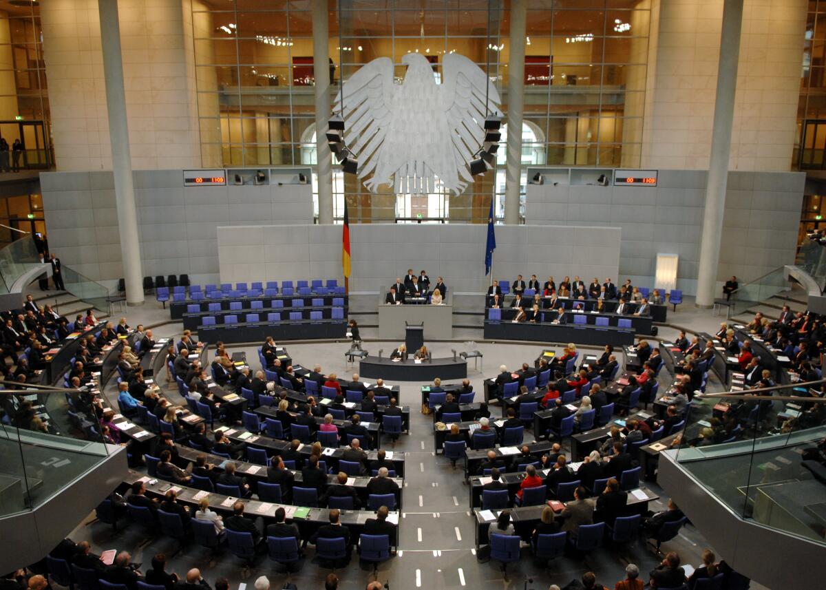 Konstituierende Sitzung des 17. Deutschen Bundestages zur Wahl des Bundestagspräsidenten und Stellvertreter am 27. Oktober 2009.; Übersicht, Wahl, Wahlurne. Konstituierende Sitzung des 17. Deutschen Bundestages zur Wahl des Bundestagspräsidenten und Stellvertreter am 27. Oktober 2009.; Übersicht, Wahl, Wahlurne.