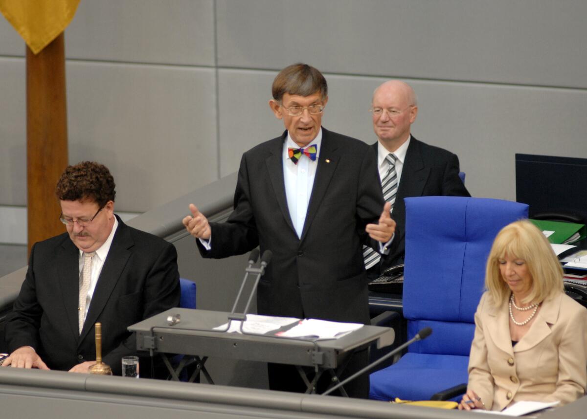 Konstituierende Sitzung des 17. Deutschen Bundestages zur Wahl des Bundestagspräsidenten und Stellvertreter am 27. Oktober 2009. Hier eröffnet der Alterspräsident, Prof. Dr. Heinz Riesenhuber, CDU/CSU, die Sitzung. Riesenhuber, Heinz Konstituierende Sitzung des 17. Deutschen Bundestages zur Wahl des Bundestagspräsidenten und Stellvertreter am 27. Oktober 2009. Hier eröffnet der Alterspräsident, Prof. Dr. Heinz Riesenhuber, CDU/CSU, die Sitzung.