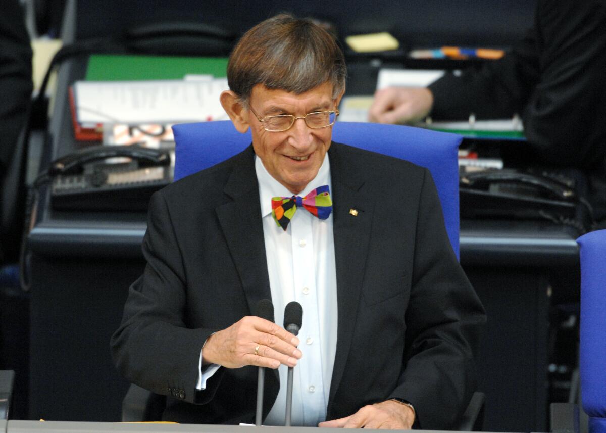 Konstituierende Sitzung des 17. Deutschen Bundestages zur Wahl des Bundestagspräsidenten und Stellvertreter am 27. Oktober 2009. Hier eröffnet der Alterspräsident, Prof. Dr. Heinz Riesenhuber, CDU/CSU, die Sitzung. Riesenhuber, Heinz Konstituierende Sitzung des 17. Deutschen Bundestages zur Wahl des Bundestagspräsidenten und Stellvertreter am 27. Oktober 2009. Hier eröffnet der Alterspräsident, Prof. Dr. Heinz Riesenhuber, CDU/CSU, die Sitzung.