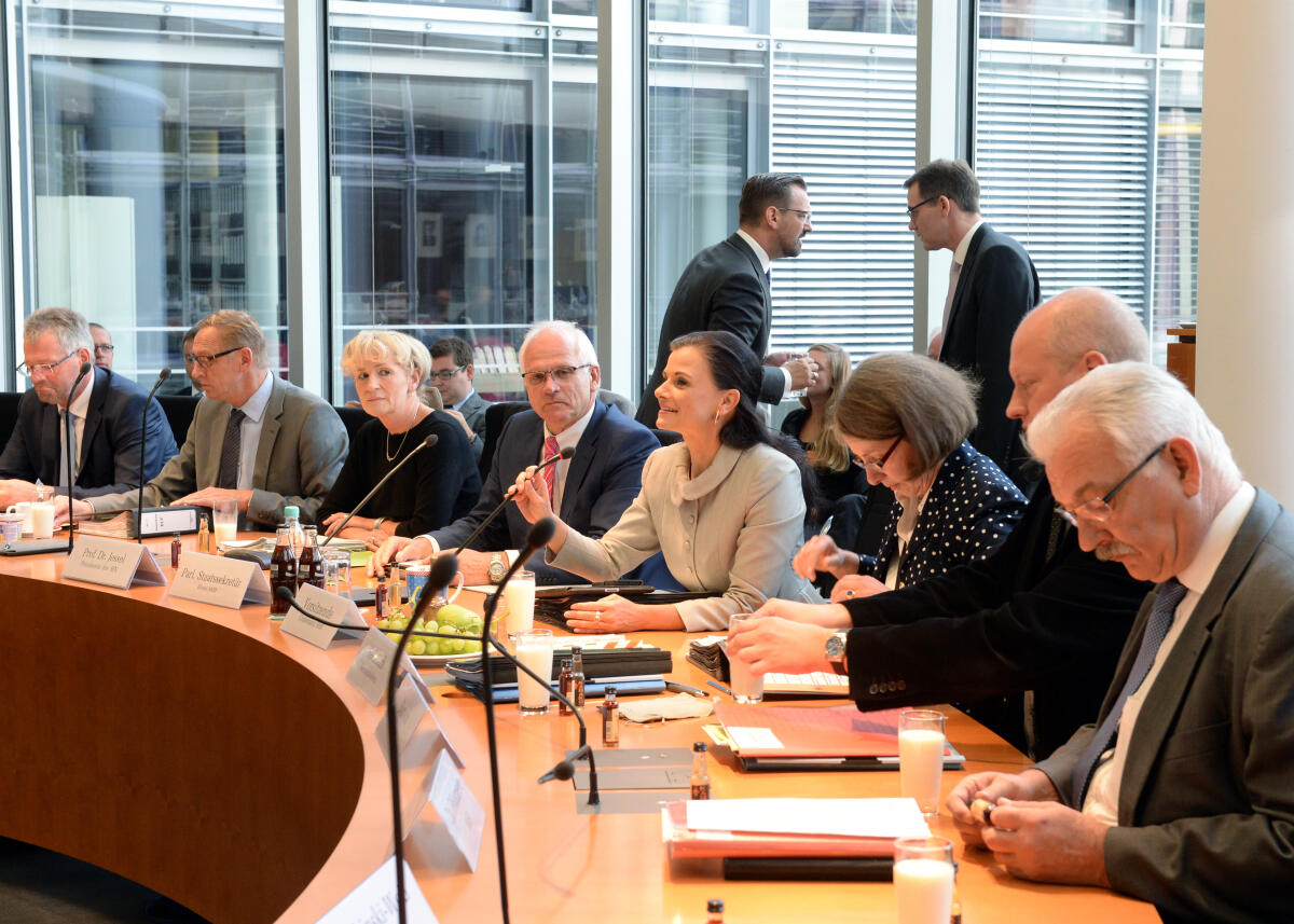 Connemann, Gitta Vertreter vom Bund der Deutschen Landjugend überreichen den Mitgliedern des Ausschusses des Deutschen Bundestages für Ernährung und Landwirtschaft die Erntekrone. Gitta Connemann, (4.v.re), CDU/CSU, Vorsitzende des Ausschusses, begrüßt die Gäste.; Übersicht.
