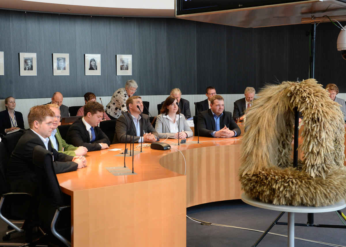  Vertreter vom Bund der Deutschen Landjugend (hier im Bild) überreichen den Mitgliedern des Ausschusses des Deutschen Bundestages für Ernährung und Landwirtschaft die Erntekrone.; Übersicht.