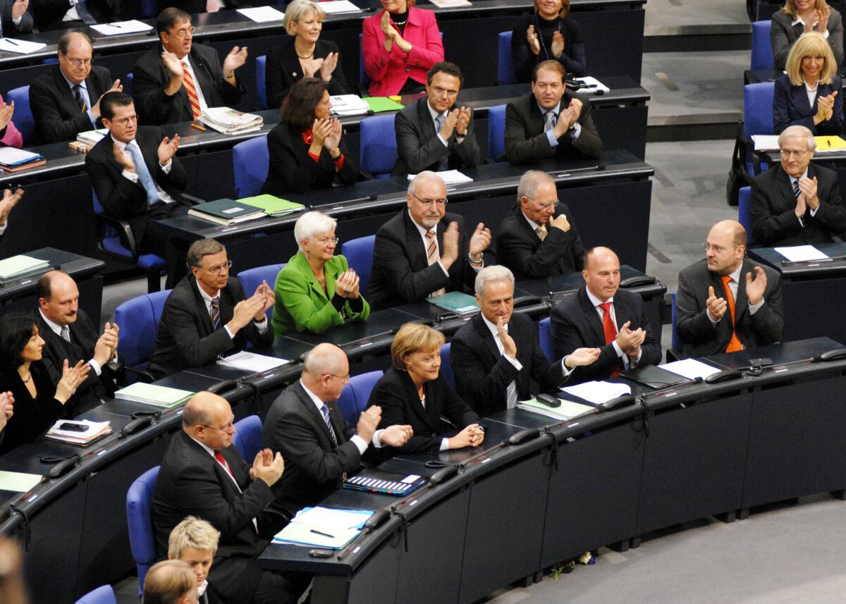 Merkel, Angela Wahl und Eidesleistung der Bundeskanzlerin, Dr. Angela Merkel, CDU/CSU, während der 2. Sitzung des Deutschen Bundestages. Hier die Bundeskanzlerin, (erste Reihe 4.v.re), nach Bekanntgabe des Ergebnisses in den Reihen der CDU/CSU Bundestagsfraktion.