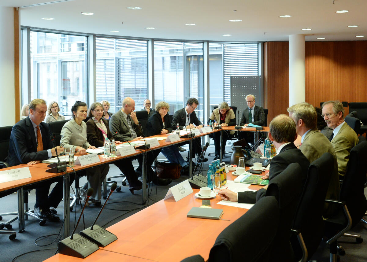  Dr. Felix Prinz zu Löwenstein, Vorstandsvorsitzender BÖLW, Jan Plagge, Vorstand BÖLW, Dr. Alexander Beck, Vorstand BÖLW, und Elke Röder, Mitglied im erweiterten Vorstand BÖLW, sind zu einem Gespräch  zu Gast beim Ausschuss des Deutschen Bundestages für Ernährung und Landwirtschaft. Dieses leite die Vorsitzende des Ausschusses, Gitta Connemann, CDU/CSU.; Übersicht.