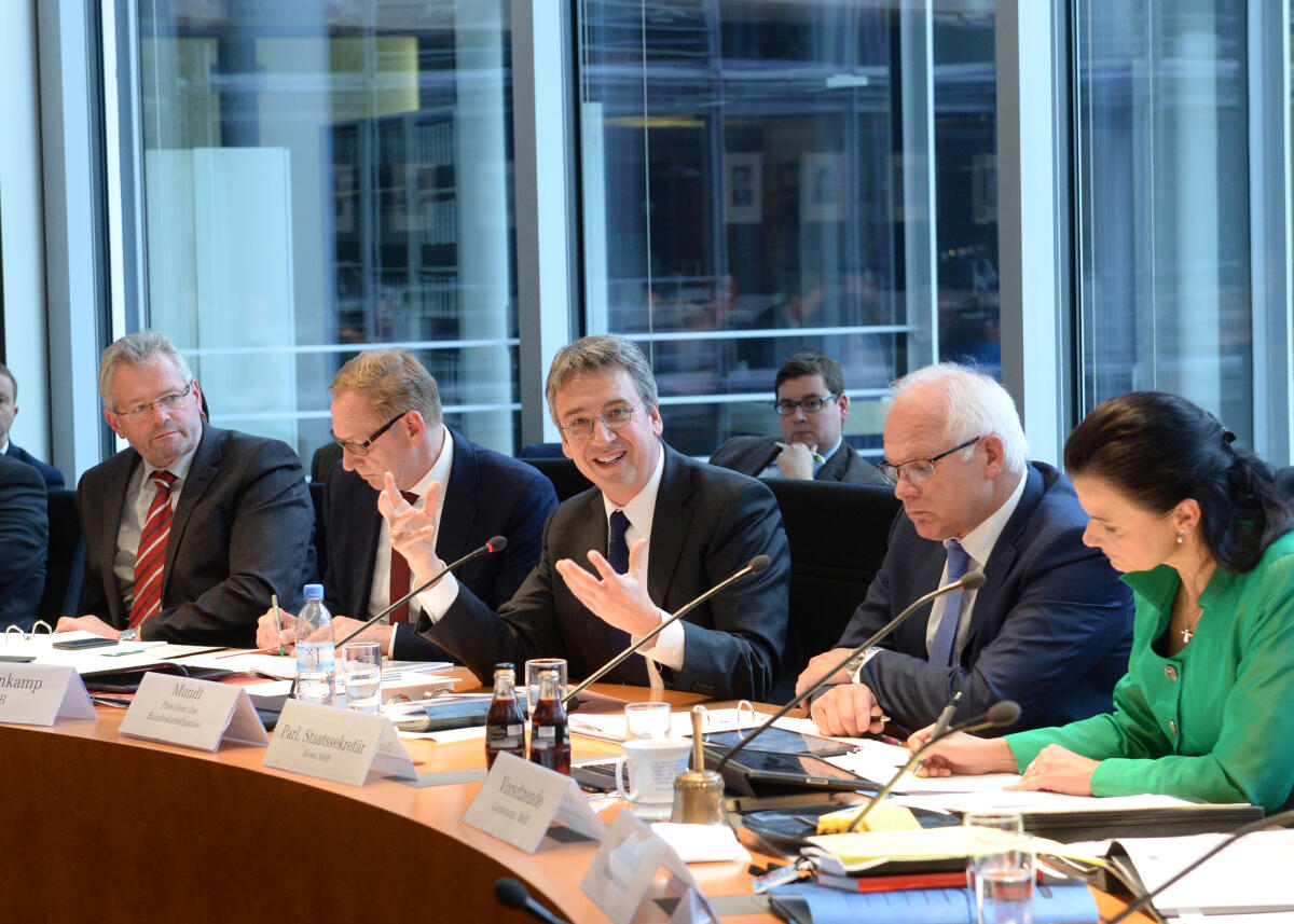 Unter der Leitung der Vorsitzenden Gitta Connemann, (re), CDU/CSU, hat der Ausschuss des Deutschen Bundestages für Ernährung und Landwirtschaft ein Gespräch mit dem Präsidenten des Bundeskartellamtes, Andreas Mundt, (mitte). Connemann, Gitta; Mundt, Andreas Unter der Leitung der Vorsitzenden Gitta Connemann, (re), CDU/CSU, hat der Ausschuss des Deutschen Bundestages für Ernährung und Landwirtschaft ein Gespräch mit dem Präsidenten des Bundeskartellamtes, Andreas Mundt, (mitte).