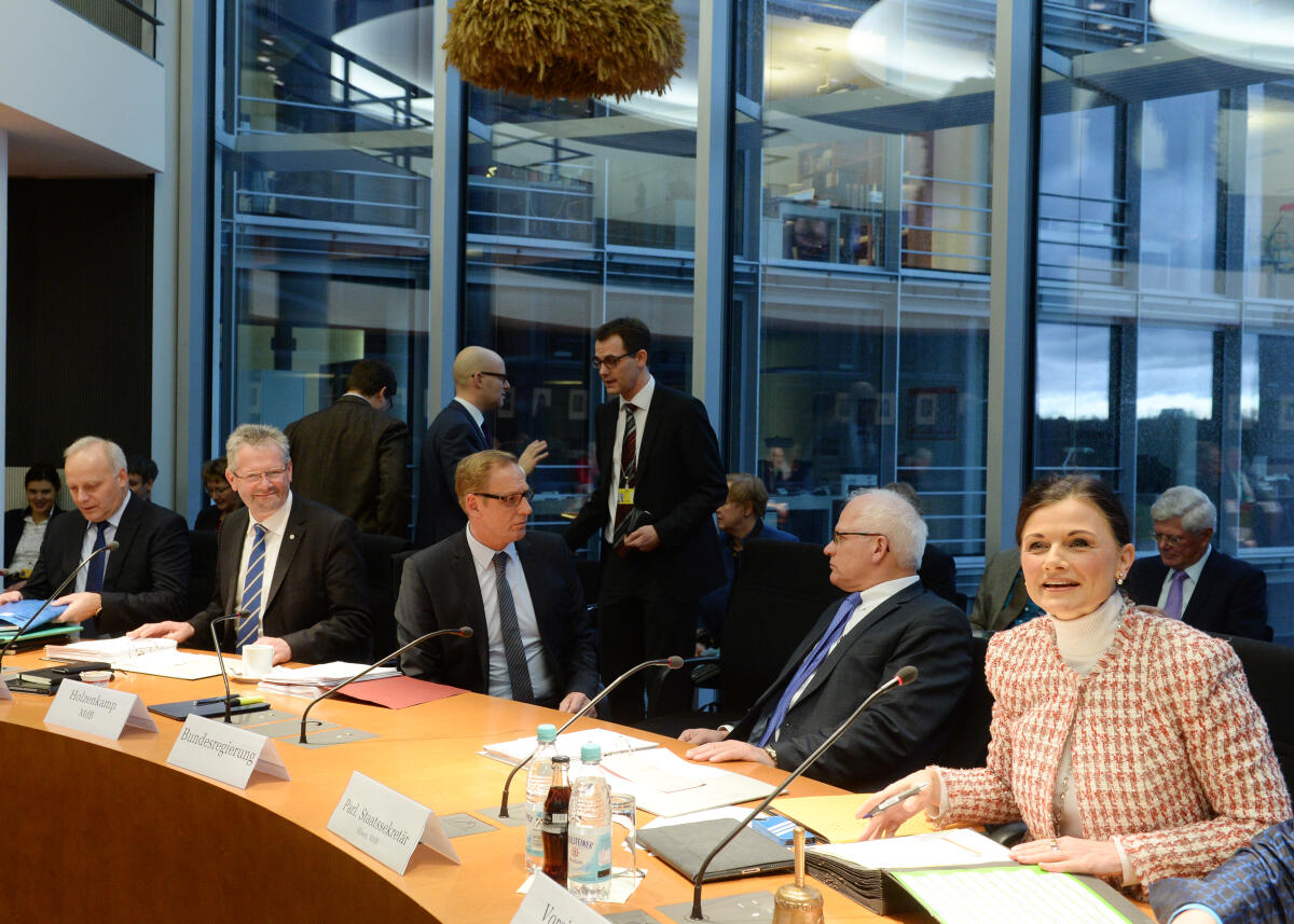 Gitta Connemann, (re), CDU/CSU, Vorsitzende des Ausschusses des Deutschen Bundestags für Ernährung und Landwirtschaft, gibt den Vorsitz an Alois Gerig, (2.v.li), CDU/CSU, ab.; Übersicht. Connemann, Gitta; Gerig, Alois Gitta Connemann, (re), CDU/CSU, Vorsitzende des Ausschusses des Deutschen Bundestags für Ernährung und Landwirtschaft, gibt den Vorsitz an Alois Gerig, (2.v.li), CDU/CSU, ab.; Übersicht.