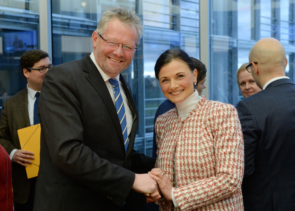 Gitta Connemann, CDU/CSU, Vorsitzende des Ausschusses des Deutschen Bundestags für Ernährung und Landwirtschaft, gibt den Vorsitz an Alois Gerig, CDU/CSU, ab. Connemann, Gitta; Gerig, Alois Gitta Connemann, CDU/CSU, Vorsitzende des Ausschusses des Deutschen Bundestags für Ernährung und Landwirtschaft, gibt den Vorsitz an Alois Gerig, CDU/CSU, ab.