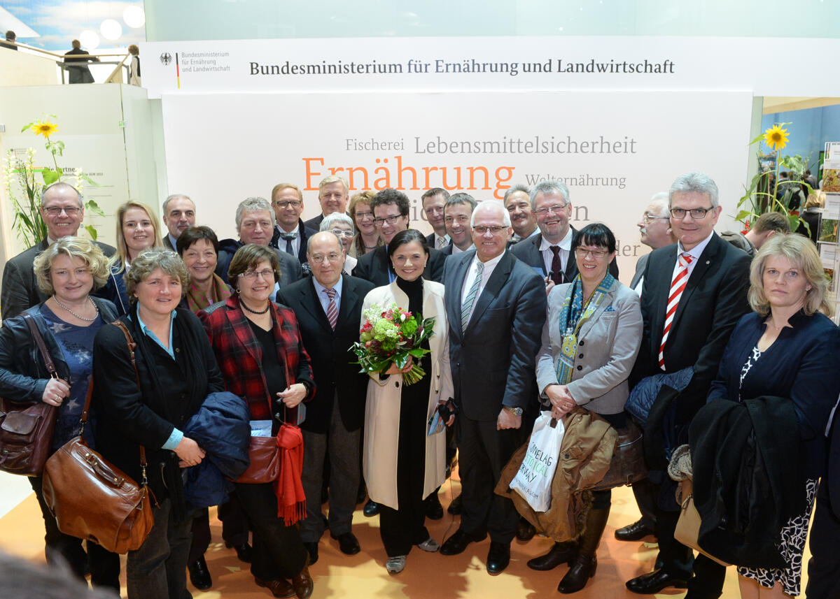Der Ausschuss des Deutschen Bundestages für Ernährung und Landwirtschaft macht unter der Leitung der Vorsitzenden Gitta Connemann, (mitte, mit Blumen), CDU/CSU, einen Rundgang auf der Messe Grüne Woche. Gruppenfoto am Stand des Ministeriums für Ernährung und Landwirtschaft (BMEL). Peter Bleser, (6.v.re), CDU/CSU, Parlamentarischer Staatssekretär, begrüßt die Ausschussmitglieder. 10. v. li: Gregor Gysi, DIE LINKE. Connemann, Gitta; Bleser, Peter; Gysi, Gregor Der Ausschuss des Deutschen Bundestages für Ernährung und Landwirtschaft macht unter der Leitung der Vorsitzenden Gitta Connemann, (mitte, mit Blumen), CDU/CSU, einen Rundgang auf der Messe Grüne Woche. Gruppenfoto am Stand des Ministeriums für Ernährung und Landwirtschaft (BMEL). Peter Bleser, (6.v.re), CDU/CSU, Parlamentarischer Staatssekretär, begrüßt die Ausschussmitglieder. 10. v. li: Gregor Gysi, DIE LINKE.