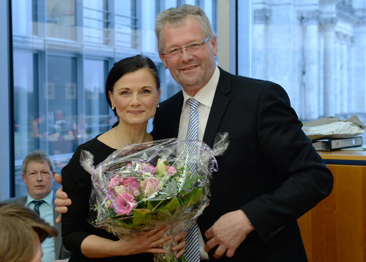 Alois Gerig, CDU/CSU, übernimmt als Nachfolger von Gitta Connemann, CDU/CSU, den Vorsitz beim Ausschuss des Deutschen Bundestages für Ernährung und Landwirtschaft.; Vorsitzwechsel, Wechsel, Übergabe, Blumen. Connemann, Gitta; Gerig, Alois Alois Gerig, CDU/CSU, übernimmt als Nachfolger von Gitta Connemann, CDU/CSU, den Vorsitz beim Ausschuss des Deutschen Bundestages für Ernährung und Landwirtschaft.; Vorsitzwechsel, Wechsel, Übergabe, Blumen.