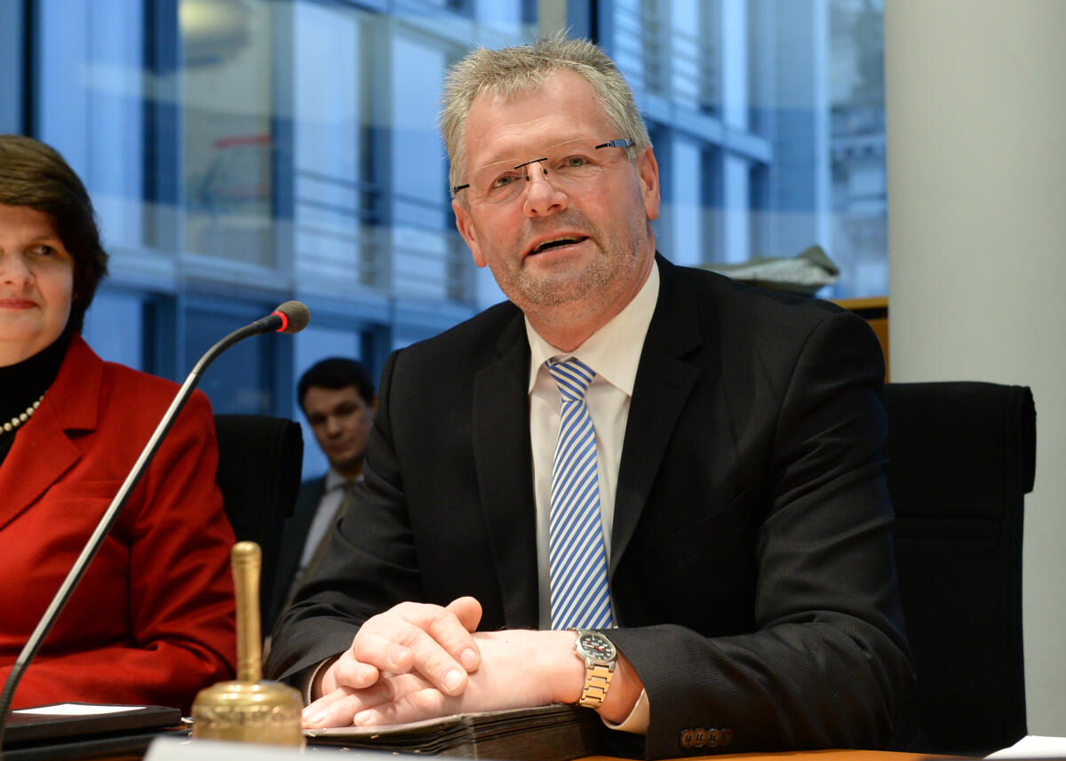 Alois Gerig, CDU/CSU, ist als Nachfolger von Gitta Connemann, CDU/CSU, der neue Vorsitzende des Ausschusses des Deutschen Bundestages für Ernährung und Landwirtschaft.; Vorsitzwechsel, Wechsel, Mikrofon. Gerig, Alois Alois Gerig, CDU/CSU, ist als Nachfolger von Gitta Connemann, CDU/CSU, der neue Vorsitzende des Ausschusses des Deutschen Bundestages für Ernährung und Landwirtschaft.; Vorsitzwechsel, Wechsel, Mikrofon.