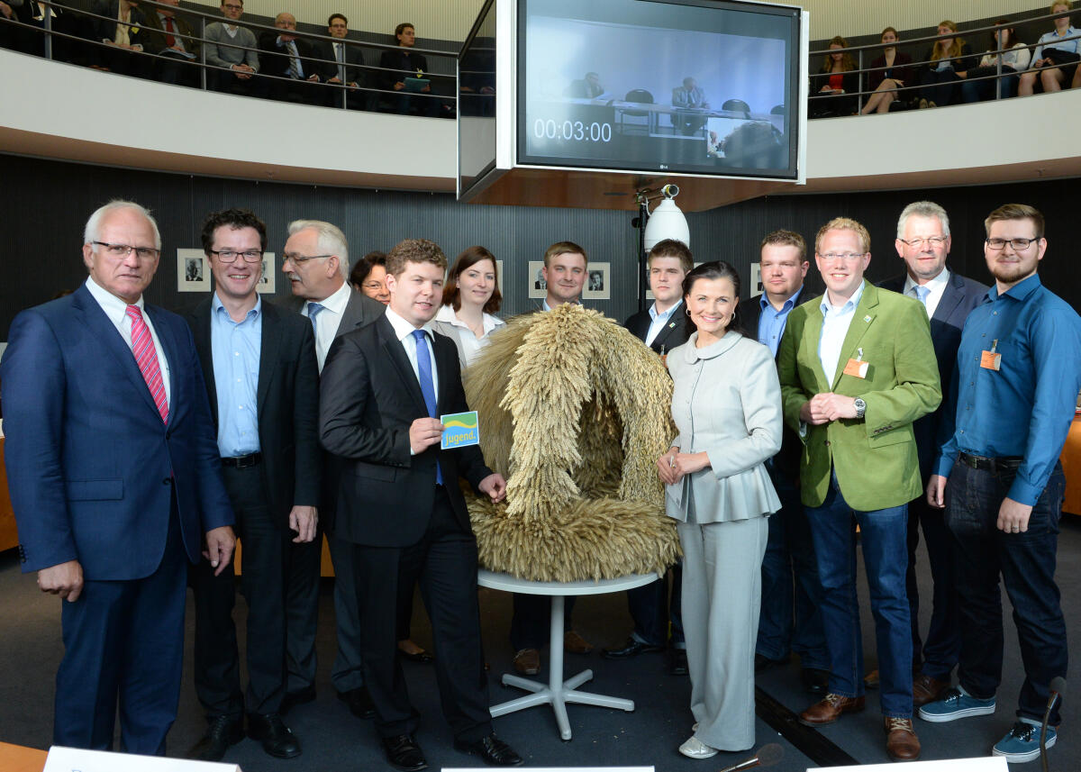 Vertreter vom Bund der Deutschen Landjugend überreichen den Mitgliedern des Ausschusses des Deutschen Bundestages für Ernährung und Landwirtschaft die Erntekrone. Gitta Connemann, (5.v.re), CDU/CSU, Vorsitzende des Ausschusses, und die Obleute der Fraktionen, nehmen die Krone entgegen.; Gruppenfoto. Connemann, Gitta Vertreter vom Bund der Deutschen Landjugend überreichen den Mitgliedern des Ausschusses des Deutschen Bundestages für Ernährung und Landwirtschaft die Erntekrone. Gitta Connemann, (5.v.re), CDU/CSU, Vorsitzende des Ausschusses, und die Obleute der Fraktionen, nehmen die Krone entgegen.; Gruppenfoto.
