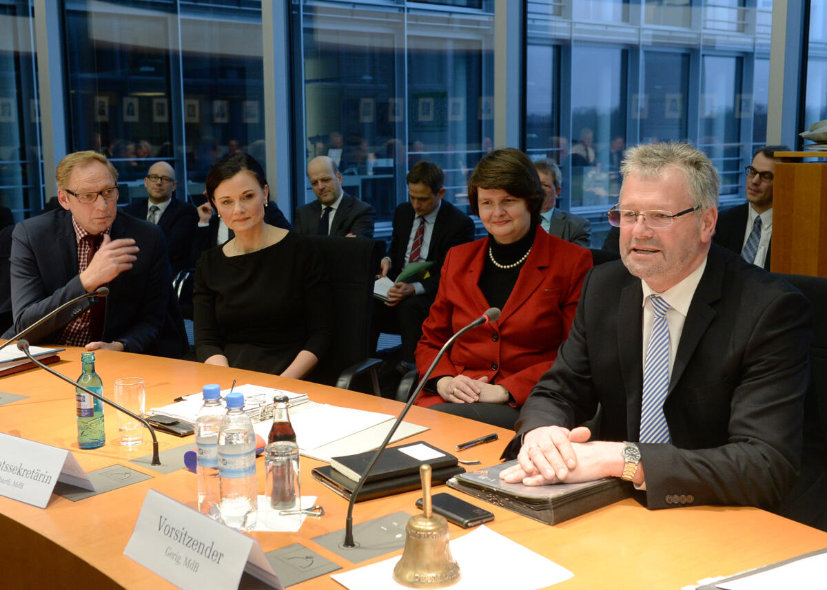 Connemann, Gitta; Gerig, Alois; Holzenkamp, Franz-Josef; Flachsbarth, Maria Alois Gerig, (re), CDU/CSU, übernimmt als Nachfolger von Gitta Connemann, (2.v.li), CDU/CSU, den Vorsitz beim Ausschuss des Deutschen Bundestages für Ernährung und Landwirtschaft.; Hier mit Dr. Maria Flachsbarth, (2.v.re), CDU/CSU, Parlamentarische Staatssekretärin, und Franz-Josef Holzenkamp, (li), CDU/CSU.; Vorsitzwechsel, Wechsel, Übergabe, Blumen, Übersicht.