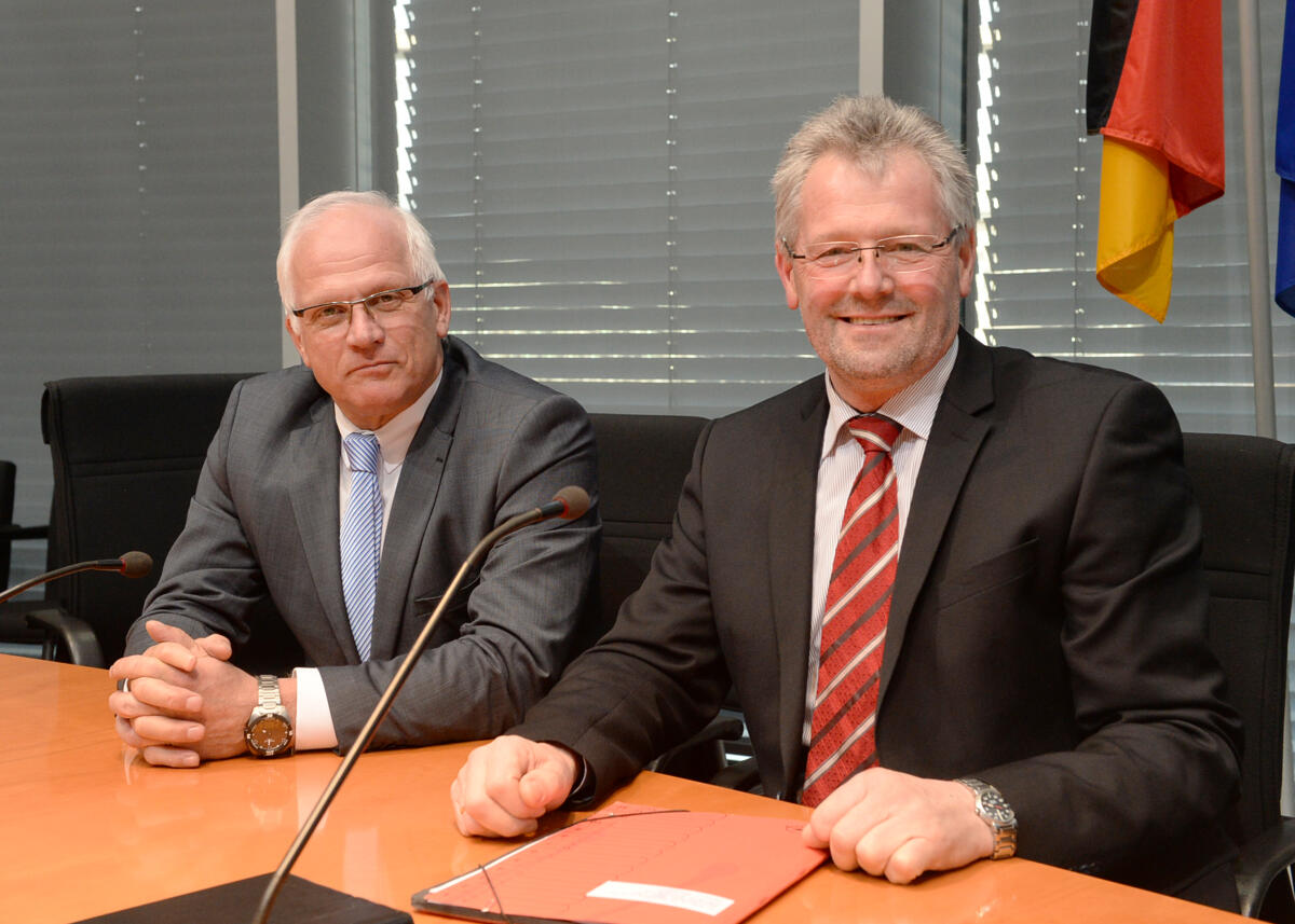 Gerig, Alois; Bleser, Peter Unter der Leitung seines Vorsitzenden Alois Gerig, (re), CDU/CSU, hat der Ausschuss des Deutschen Bundestages mit Beteiligung von Sachverständigen eine Öffentliche Anhörung zum Thema "Instrumente für Krisenprävention und -management auf dem Milchmarkt". An der Sitzung nimmt auch der Parlamentarische Staatssekretär Peter Bleser, (li), CDU/CSU, teil.