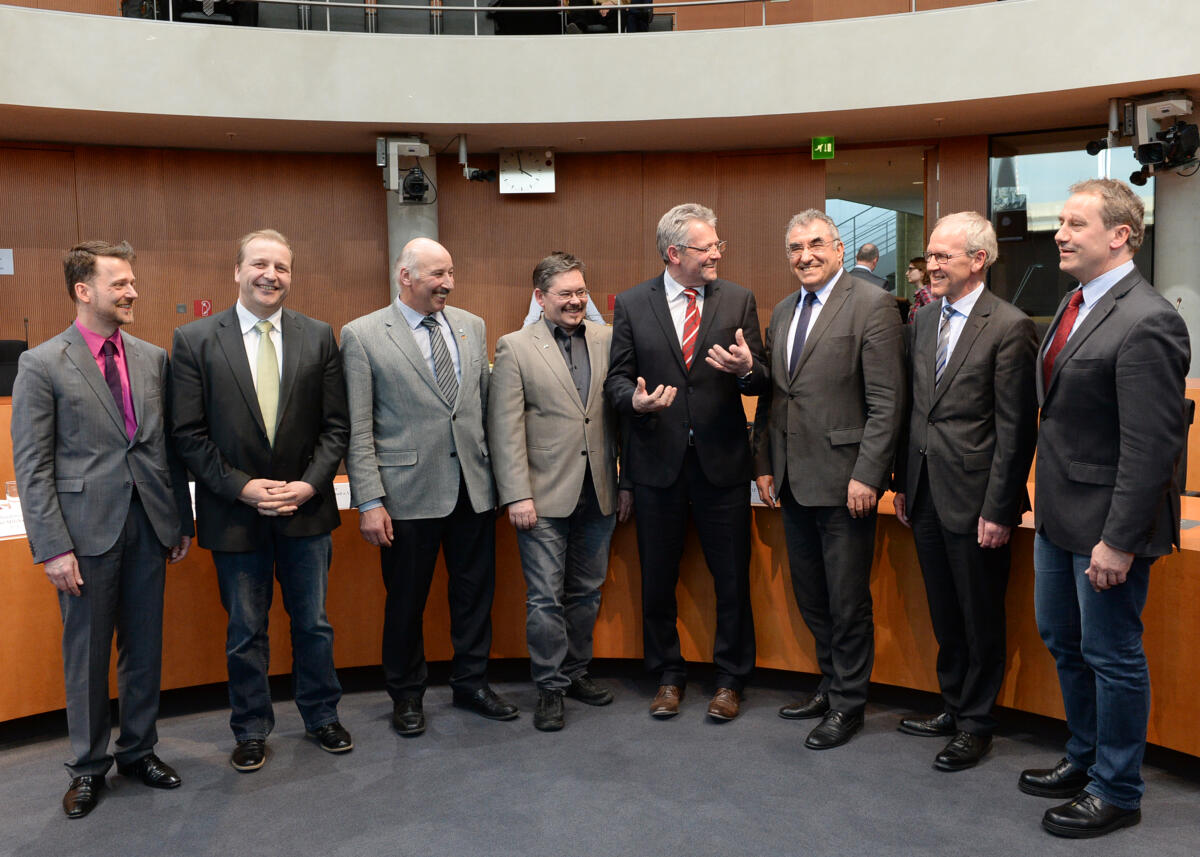 Gerig, Alois; Bleser, Peter Unter der Leitung seines Vorsitzenden Alois Gerig, (4.v.re), CDU/CSU, hat der Ausschuss des Deutschen Bundestages mit Beteiligung von Sachverständigen (hier im Bild) eine Öffentliche Anhörung zum Thema "Instrumente für Krisenprävention und -management auf dem Milchmarkt".; Gruppenfoto.
