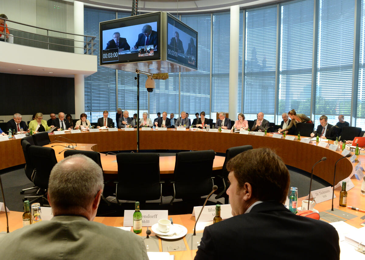 Der Leiter der Generaldirektion "Umwelt" der Europäischen Kommissin, Karl Falkenberg, ist zu Gast beim Ausschuss des Deutschen Bundestages für Ernährung und Landwirtschaft. Alosi Gerig, CDU/CSU, Vorsitzender des Ausschusses, leitet die Sitzung, an der die Parlamentarische Staatssekretärin Dr. Maria Flachsbarth, CDU/CSU, teil nimmt.; Übersicht. Der Leiter der Generaldirektion "Umwelt" der Europäischen Kommissin, Karl Falkenberg, ist zu Gast beim Ausschuss des Deutschen Bundestages für Ernährung und Landwirtschaft. Alosi Gerig, CDU/CSU, Vorsitzender des Ausschusses, leitet die Sitzung, an der die Parlamentarische Staatssekretärin Dr. Maria Flachsbarth, CDU/CSU, teil nimmt.; Übersicht.