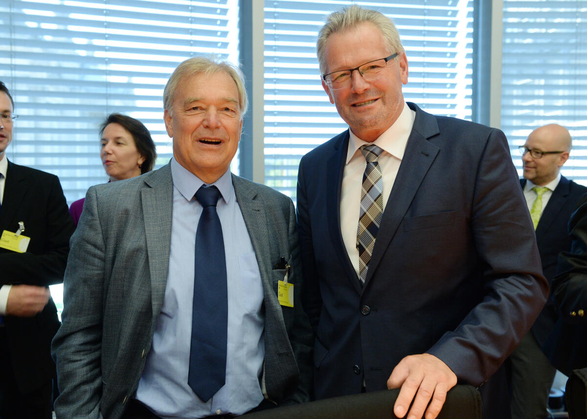 Der Leiter der Generaldirektion "Umwelt" der Europäischen Kommissin, Karl Falkenberg, (li), ist zu Gast beim Ausschuss des Deutschen Bundestages für Ernährung und Landwirtschaft. Alosi Gerig, (re), CDU/CSU, Vorsitzender des Ausschusses, leitet die Sitzung. Gerig, Alois; Falkenberg, Karl Der Leiter der Generaldirektion "Umwelt" der Europäischen Kommissin, Karl Falkenberg, (li), ist zu Gast beim Ausschuss des Deutschen Bundestages für Ernährung und Landwirtschaft. Alosi Gerig, (re), CDU/CSU, Vorsitzender des Ausschusses, leitet die Sitzung.