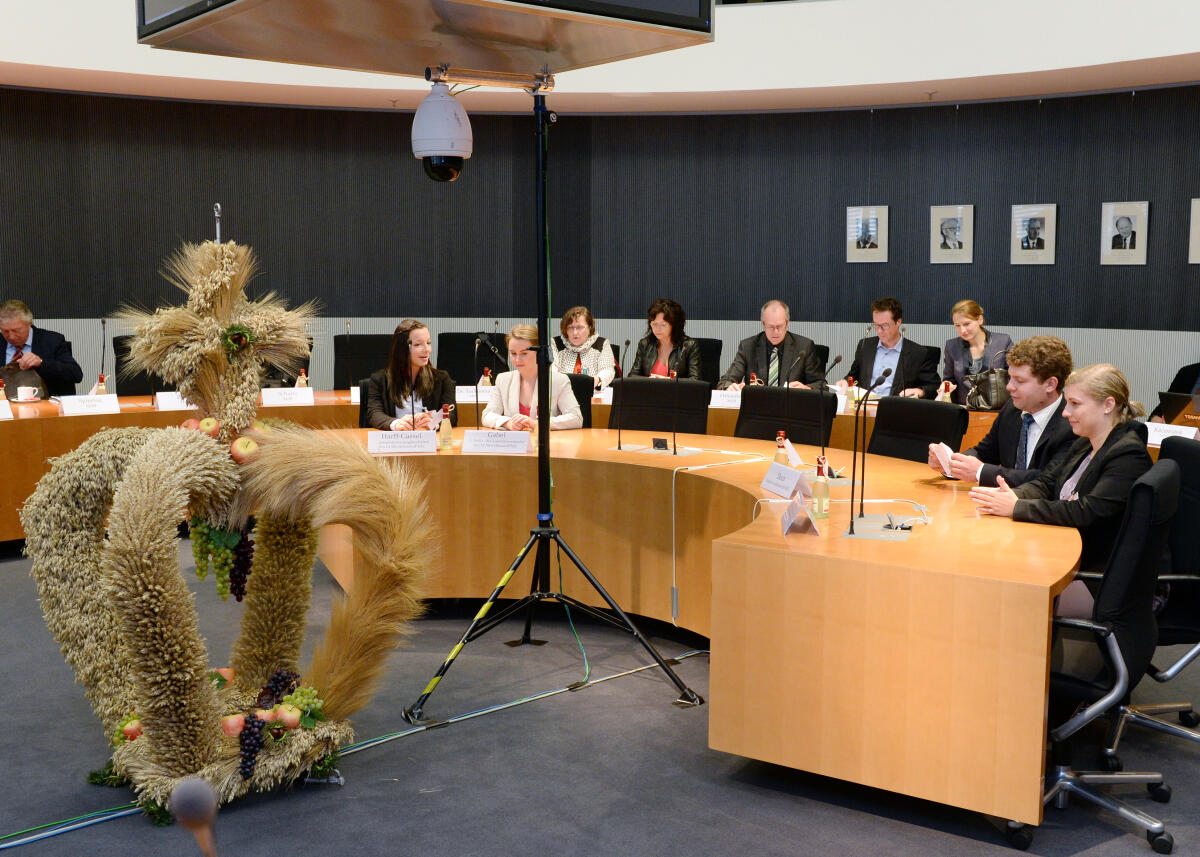 Alois Gerig, CDU/CSU, Vorsitzender des Ausschusses des Deutschen Bundestages für Ernährung und Landwirtschaft, nimmt vor Beginn der Ausschusssitzung von der Landjugend (hier im Bild) die Erntekrone 2015 entgegen.; Übersicht. Alois Gerig, CDU/CSU, Vorsitzender des Ausschusses des Deutschen Bundestages für Ernährung und Landwirtschaft, nimmt vor Beginn der Ausschusssitzung von der Landjugend (hier im Bild) die Erntekrone 2015 entgegen.; Übersicht.