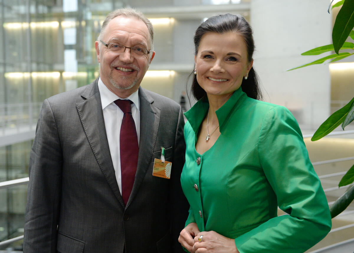 Unter der Leitung der Vorsitzenden Gitta Connemann, CDU/CSU, hat der Ausschuss des Deutschen Bundestages für Ernährung und Landwirtschaft ein Gespräch mit dem VN-Sonderbeauftragten für bäuerliche Familienbetriebe, Gerd Sonnleitner. Connemann, Gitta; Sonnleitner, Gerd Unter der Leitung der Vorsitzenden Gitta Connemann, CDU/CSU, hat der Ausschuss des Deutschen Bundestages für Ernährung und Landwirtschaft ein Gespräch mit dem VN-Sonderbeauftragten für bäuerliche Familienbetriebe, Gerd Sonnleitner.