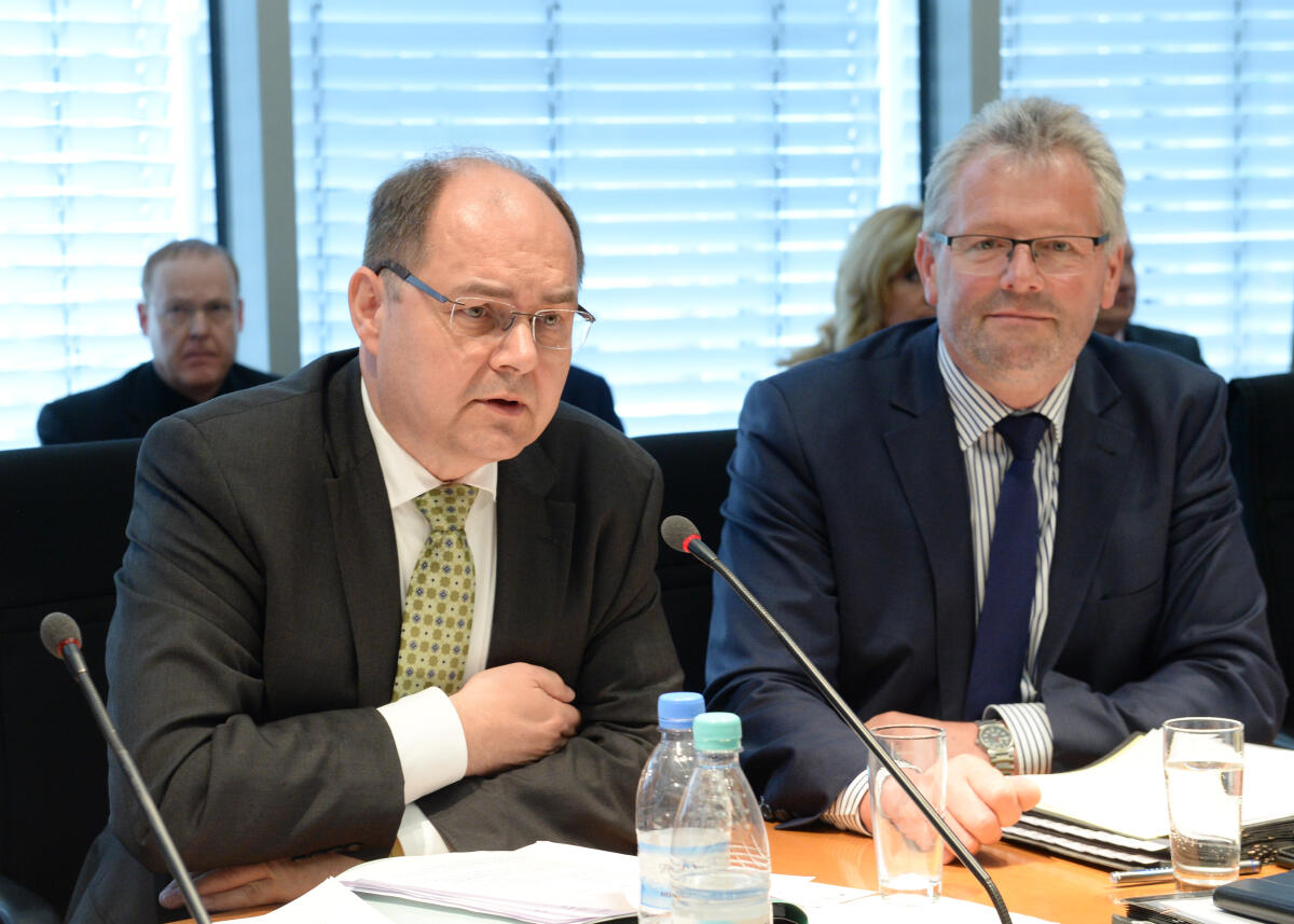 Der Bundesminister für Ernährung und Landwirtschaft, Christian Schmidt, (li), CDU/CSU ist zu Gast beim Ausschuss des Deutschen Bundestages für Ernährung und Landwirtschaft. Die Sitzung wird vom Vorsitzenden des Ausschusses, Alois Gerig, (re), CDU/CSU, geleitet. Gerig, Alois; Schmidt, Christian Der Bundesminister für Ernährung und Landwirtschaft, Christian Schmidt, (li), CDU/CSU ist zu Gast beim Ausschuss des Deutschen Bundestages für Ernährung und Landwirtschaft. Die Sitzung wird vom Vorsitzenden des Ausschusses, Alois Gerig, (re), CDU/CSU, geleitet.