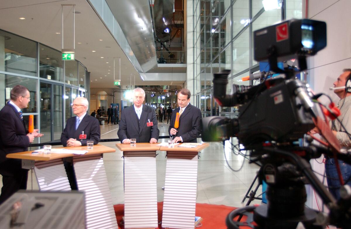  Blick auf das Phönix-Wahlstudio. Am 23.5.2005 ist die Bundesversammlung zur; Wahl des neuen Bundespräsidenten zusammengetreten.