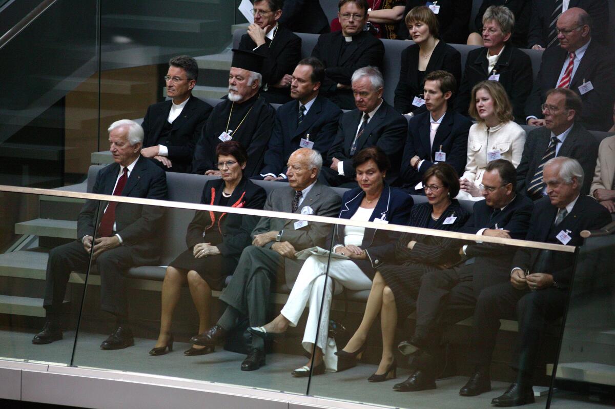 Weizsäcker, Richard von; Süssmuth, Rita; Scheel, Walter Auf der Besuchertribüne von links der frühere Bundespräsident Richard von Weizsäcker, CDU,die frühere Bundestagspräsidentin Rita Süssmuth, CDU, und der frühere Bundespräsident  Walter Scheel, FDP, auf der Ehrentribüne in der Bundesversammlung am 23.5.2004.