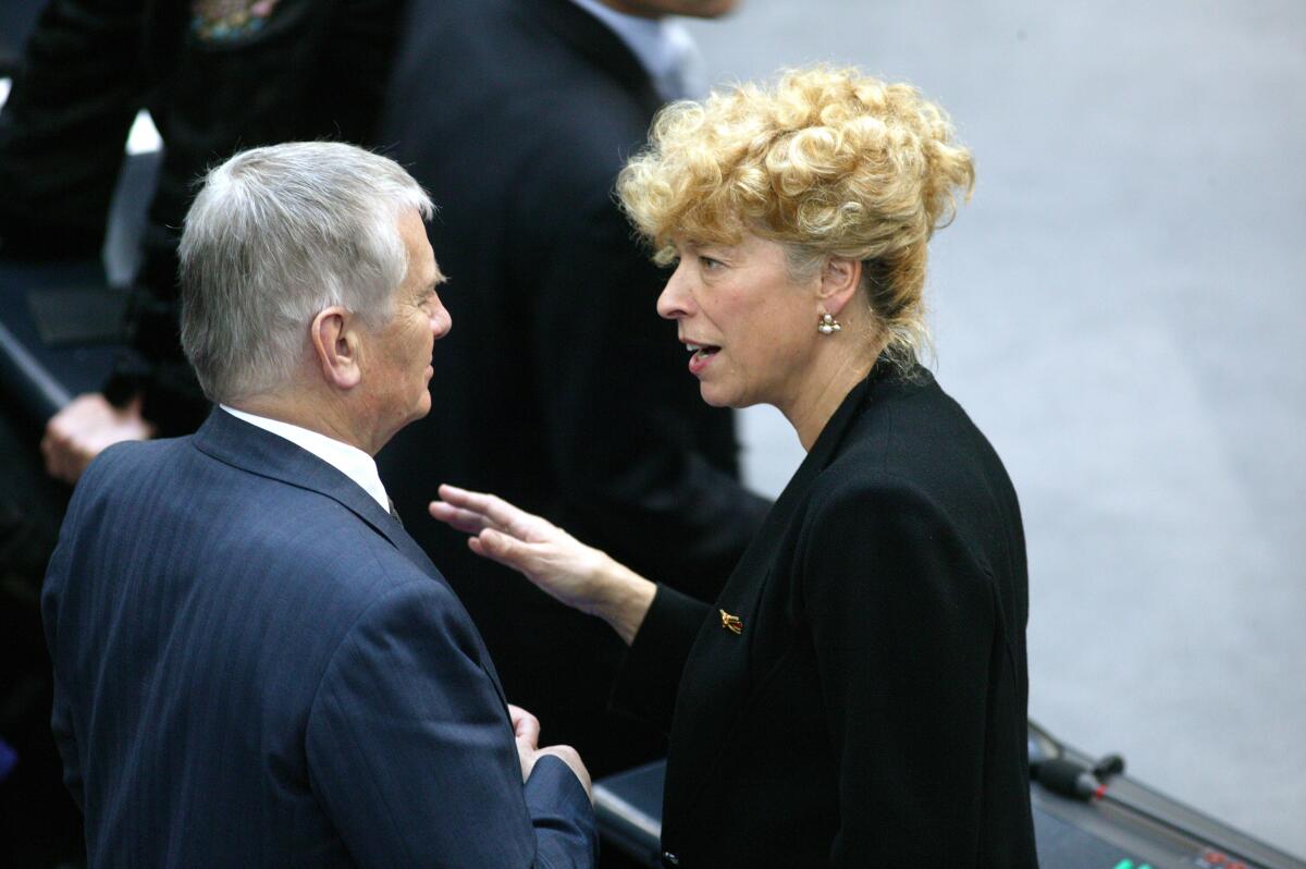 Schwan, Gesine; Schily, Otto Von links: Bundesjustizminister Otto Schily, SPD, MdB, und Präsidentschaftskandidatin Gesine Schwan im Plenum.
