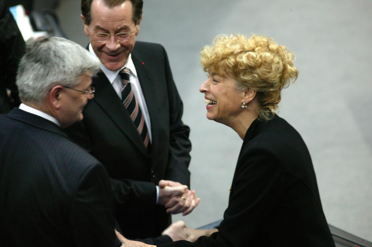 Von links: Joseph Fischer, Bündnis 90/Die Grünen, MdB, Franz Müntefering, SPD, MdB, und Präsidentschafts-Kandidation Gesine Schwan in der Bundesversammlung am 23.5.2004. Fischer, Joseph; Schwan, Gesine; Müntefering, Franz Von links: Joseph Fischer, Bündnis 90/Die Grünen, MdB, Franz Müntefering, SPD, MdB, und Präsidentschafts-Kandidation Gesine Schwan in der Bundesversammlung am 23.5.2004.
