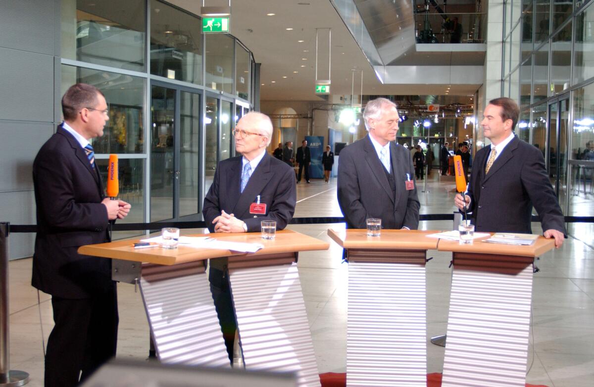 Nowottny, Friedrich Blick in das Phönix-Wahlstudio, zweiter von links ist Fernsehjournalist Friedrich Nowottny. Am 23.5.2005 ist die Bundesversammlung zur Wahl des neuen Bundespräsidenten zusammengetreten.