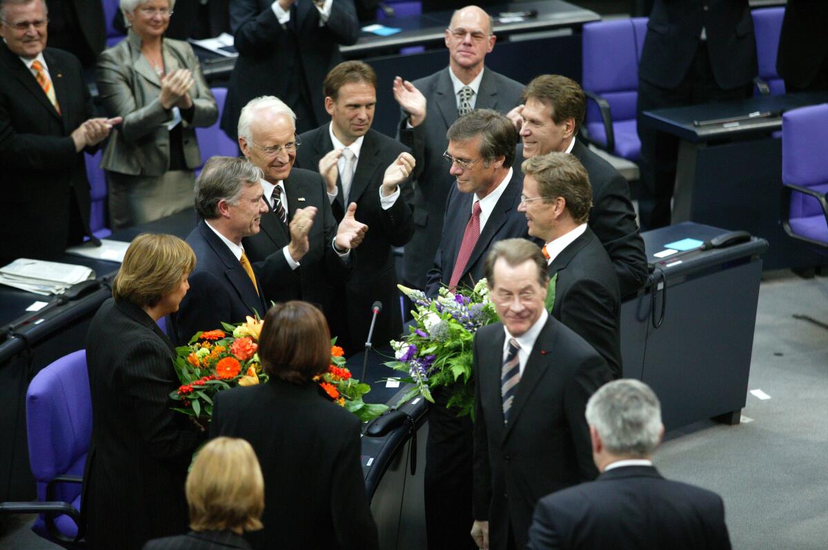 Im Uhrzeigersinn von links: Angela Merkeln, CDU/CSU, MdB, der neue Bundespräsident Horst Köhler, SPD, Edmund Stoiber, CSU, Stefan Müller, CDU/CSU, MdB, Prof. Norbert Lammert, CDU/CSU, MdB, Wolfgang Gerhardt, FDP, MdB, Michael Glos, CDU/CSU, MdB, Guido Westerwelle, FDP, MdB, und Franz Müntefering, SPD, in der Bundesversammlung am 23.5.2004. Merkel, Angela; Köhler, Horst; Stoiber, Edmund; Müller, Stefan; Lammert, Norbert; Gerhardt, Wolfgang; Glos, Michael; Westerwelle, Guido; Müntefering, Franz Im Uhrzeigersinn von links: Angela Merkeln, CDU/CSU, MdB, der neue Bundespräsident Horst Köhler, SPD, Edmund Stoiber, CSU, Stefan Müller, CDU/CSU, MdB, Prof. Norbert Lammert, CDU/CSU, MdB, Wolfgang Gerhardt, FDP, MdB, Michael Glos, CDU/CSU, MdB, Guido Westerwelle, FDP, MdB, und Franz Müntefering, SPD, in der Bundesversammlung am 23.5.2004.
